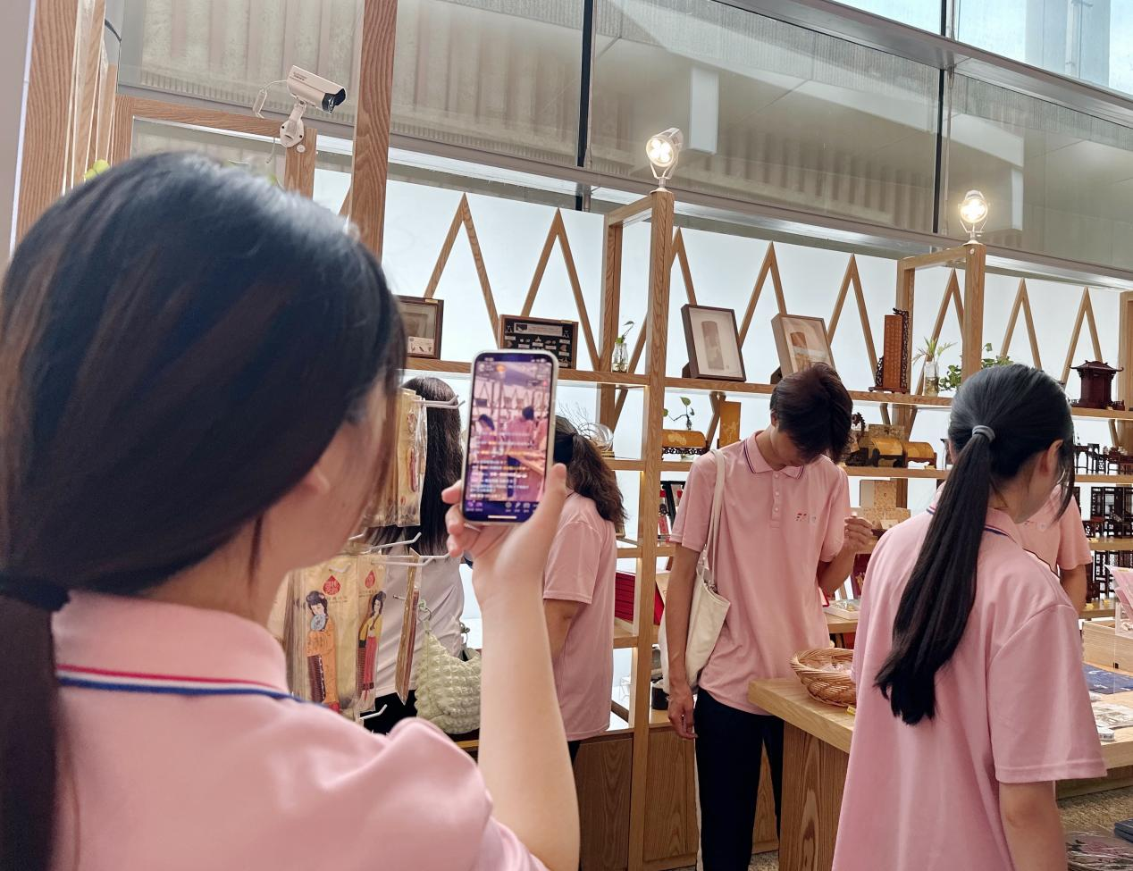 一群人在餐厅里站着女人低可信度描述已自动生成